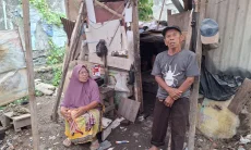 Tinggal di Gubuk 2×3 Meter, Nana Kustaman Berjuang Merawat Cucu di Tasikmalaya