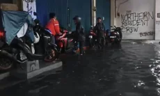 Hujan Deras Guyur Bandung, Jalan Raya Cibaduyut Terendam Banjir