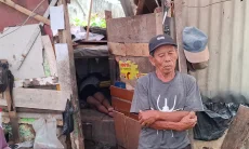 Nana Berjuang Rawat Cucu di Gubuk 2x3 Meter