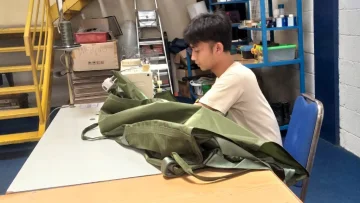 Dari Tangan Terampil, Parasut Menjelajah Dunia
