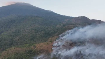 Kebakaran di Gunung Ciremai: Bara Membelah Rimba
