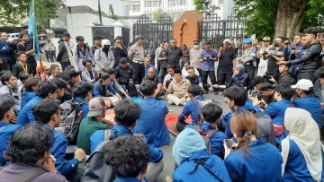 Mahasiswa Bandung Geruduk DPRD Jabar, Minta Evaluasi MBG dan Penanganan Karhutla