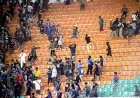 Foto: Ricuh Suporter Persib vs Tira Persikabo di Pakansari