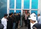 Wanita Berjilbab Merah Muda Jemput Dhani di Penjara