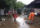 Pasca-Banjir, Warga Cimareme Mulai Bersih-bersih