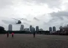 Ketika Helikopter yang Meninjau Banjir Jadi Tontonan Pengunjung Monas