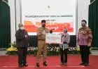 Ridwan Kamil Salurkan Bantuan Tunai Pusat untuk Masyarakat Terdampak COVID-19 