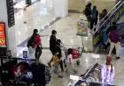 Foto: Penerapan Pengetatan Pembatasan Pergerakan di Pusat Perbelanjaan