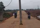 Dicuekin PLN Depok, Tengah Ruas Jalan Bomang Banyak Tiang Listrik