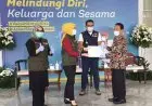 Peduli Korban Longsor Sumedang, Ikatan Pegawai OJK Salurkan Bantuan