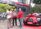 Telkomsel Serahkan Mercedes Benz C180 Kepada Pelanggan Setianya