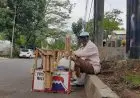 Kasman, Tak Letih Berjalan Kaki Jajakan Kerajinan Tradisional Keliling Bandung