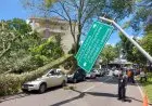 Angin Kencang, Pohon Tumbang Timpa Lima Unit Mobil di Jalan Bungur
