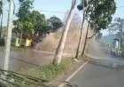 Pipa SPAM Gambung Bocor di Jalan Raya Lingkar Sadu Soreang
