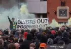 Protes, Suporter Manchester United Cegat Bus Rombongan Liverpool Masuk ke Old Trafford