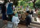 Warga Cirebon Masih Ramai- ramai Ziarah ke Pemakaman