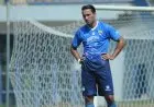 Ezra Walian Menikmati Bandung