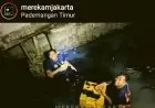Makan Cuy, Petugas Damkar Asyik Santap Makanan di Got