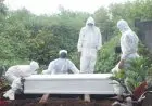 Tim JQR Bantu Petugas Gali Kubur TPU Cikadut Bandung