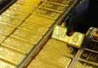 Emas Jatuh Lantaran Dolar AS Lebih Kuat