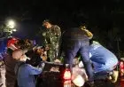 Rangkul Driver Ojol, Polisi dan TNI Bagikan Sembako ke Masyarakat