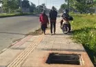 Pejalan Kaki Keluhkan Tutup Bak Kontrol Bolong di Jalan Simpang Tengah Tol Soroja