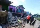 Warga Bongkar Mandiri Bangunan di Sepanjang Sungai Cidurian