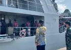 KRI Teluk Bintuni Antar 185 Ton Perlengkapan Medis dari Singapura