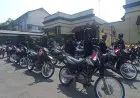 Brimob Kawal Proses Distribusi Bansos Covid-19 di Bandung