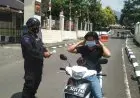 Sat Brimob Polda Jabar Bagikan Masker Sambil Edukasi Soal Prokes