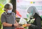 Dinas TPH Jabar Salurkan 400 Paket Buah untuk Pasien COVID-19 Isoman
