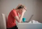 Ternyata, Sering Cek Gejala Gangguan Mental di Internet Bikin Parno