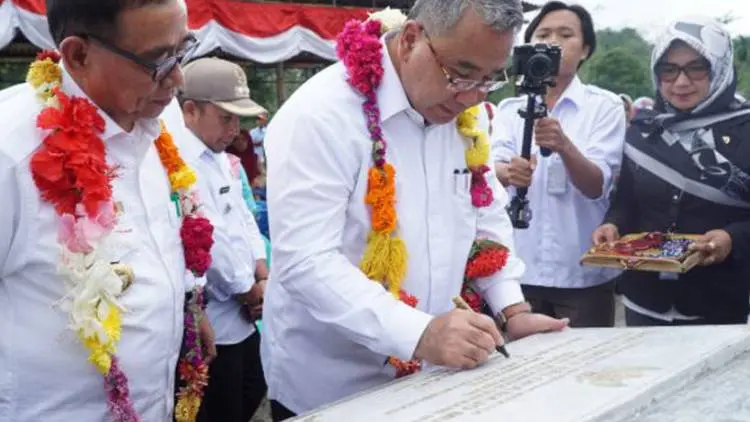 Mendes PDTT Resmikan Sport Center dari Dana Desa