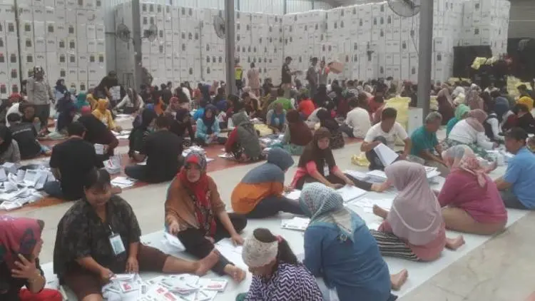 Penyortiran dan Pelipatan Surat Suara, 32 Orang Lipat 60 Rim Per Hari 