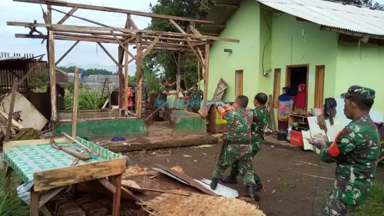 Roboh Diterjang Hujan Angin, Besoknya Rumah Ratna Berdiri Lagi