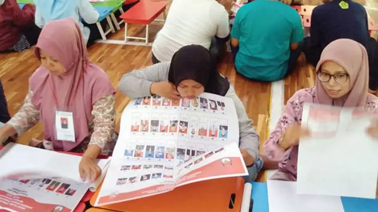 KPU Karawang Khawatir Sortir dan Lipat Surat Suara Tidak Selesai