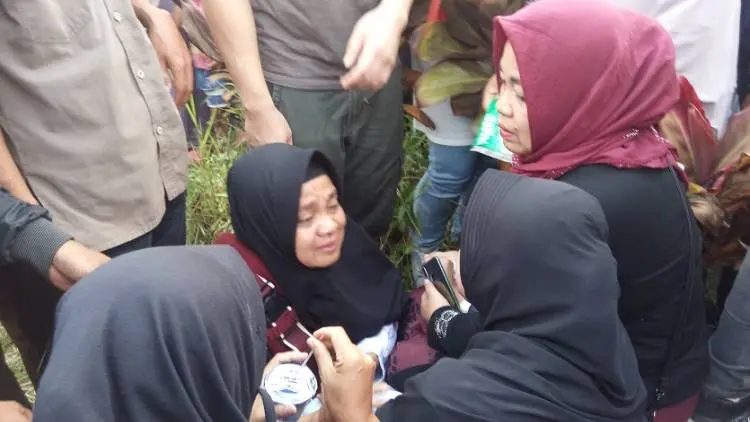 Isak Tangis Keluarga Iringi Pemakaman Ujang Nuryanto