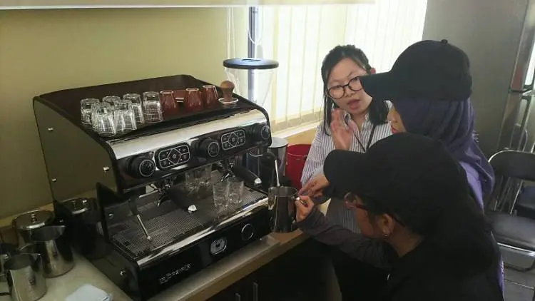 Ketika Penyandang Disabilitas Netra Dilatih Jadi Barista