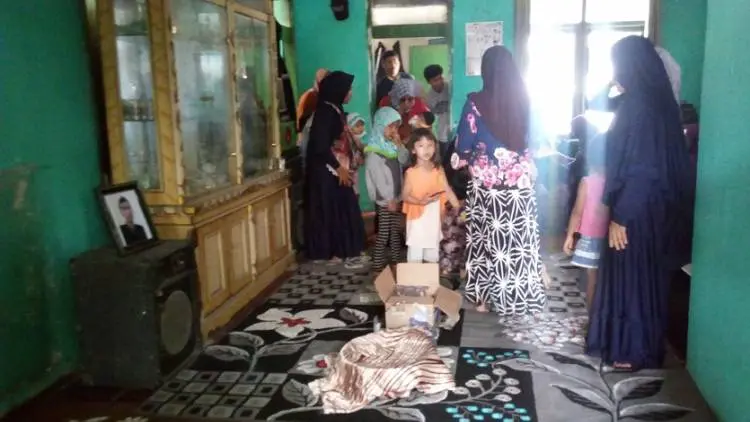 Keluarga Menunggu Kedatangan Jenazah Ujang Nuryanto