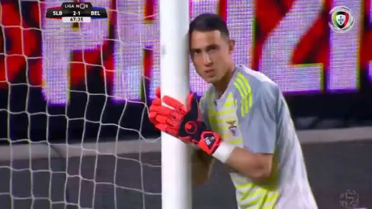 Busyet....Kiper Ini Malah Biarkan Bola Bergulir Masuk Gawangnya Sendir