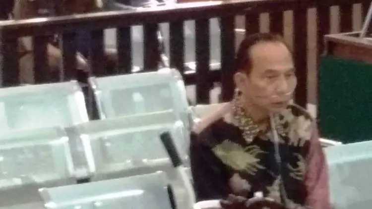 Gunakan Alat Bantu Pernapasan, Itoc Jalani Sidang Dakwaan Korupsi