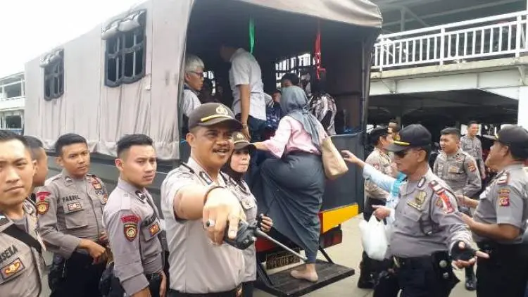 Polisi Kerahkan Bus dan Truk Antar Penumpang KRL