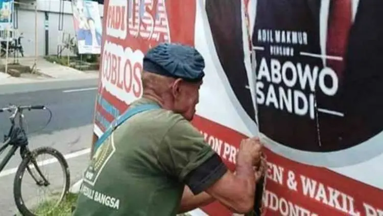 Kakek Ini Jahit Spanduk Prabowo-Sandi yang Disobek