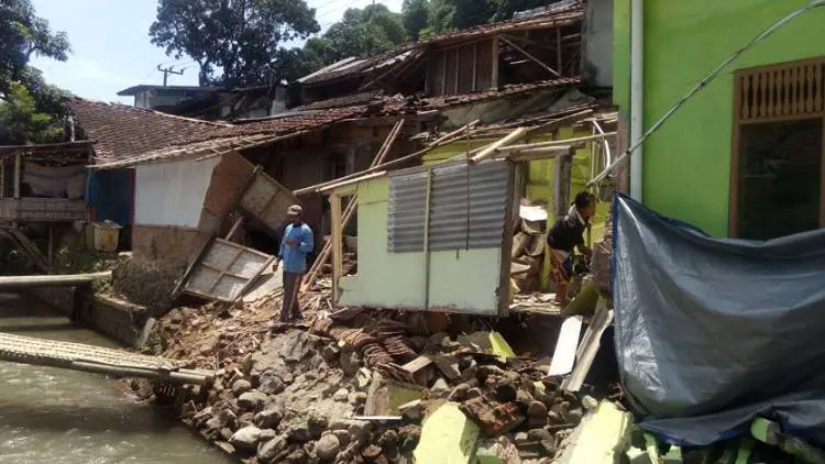 Brukkk....Tiga Rumah Ambrol Tergerus Air Irigasi Sungapan