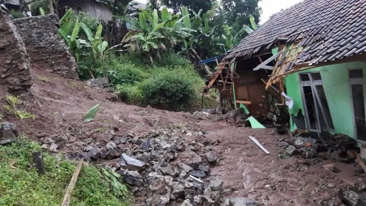 Dua Rumah di Selaawi Garut Amblas Diterjang Longsor