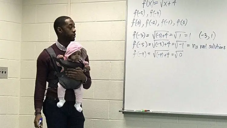 So Sweet... Dosen Pria Ngajar Sambil Gendong Bayi Mahasiswanya