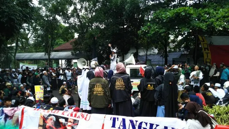 Sidang Bahar bin Smith, Ratusan Massa Orasi di Luar Gedung