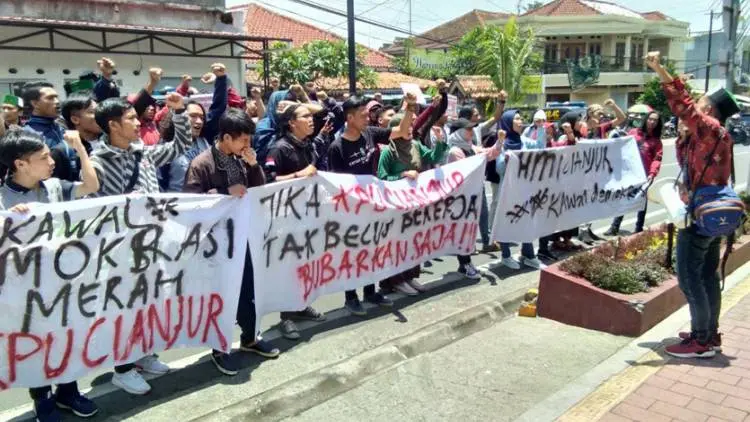 Kritik Soal KTP WNA, Mahasiswa Demo KPU Cianjur