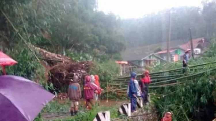 Longsor Timpa Rumah di Cigedug, Akses Jalan Terputus