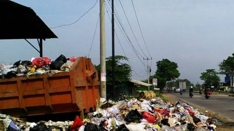 Ratusan Ton Sampah Karawang Tidak Terangkut ke TPA